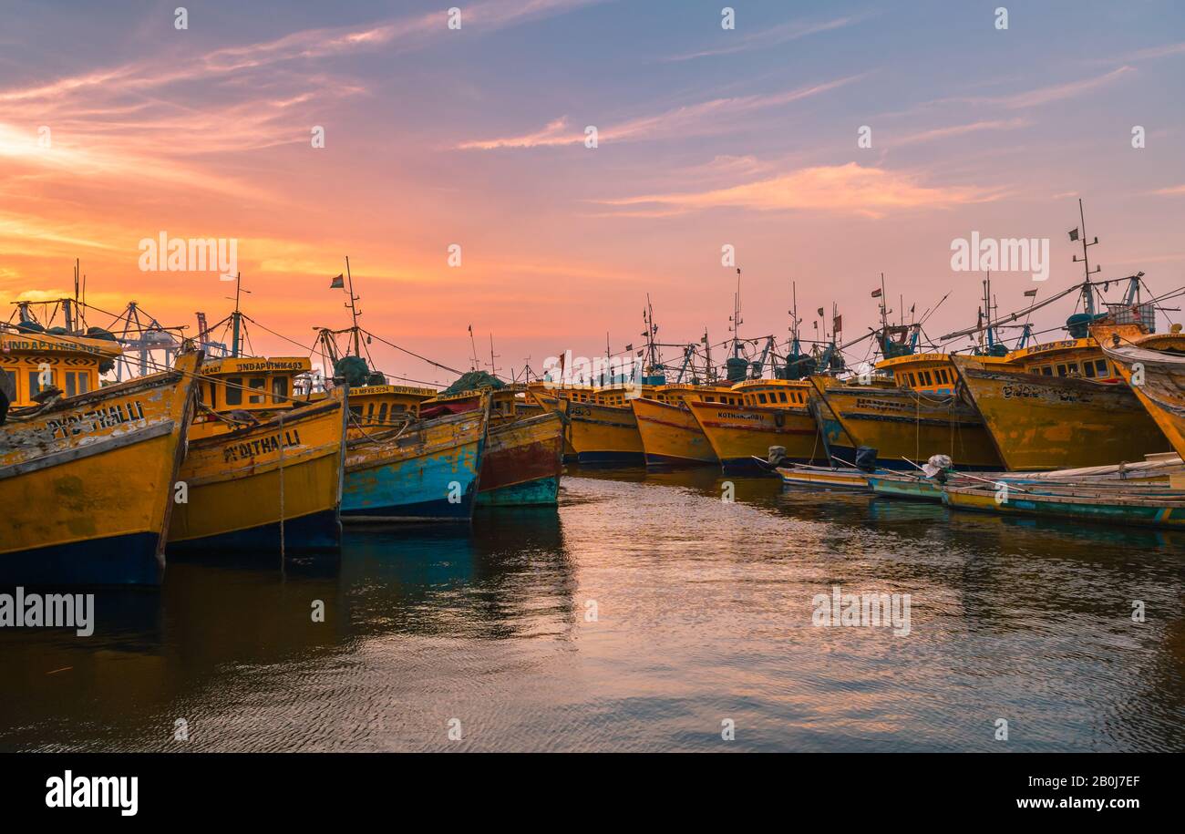 Fischerboote oder Trawler stehen am Hafen von Vizag. Stockfoto