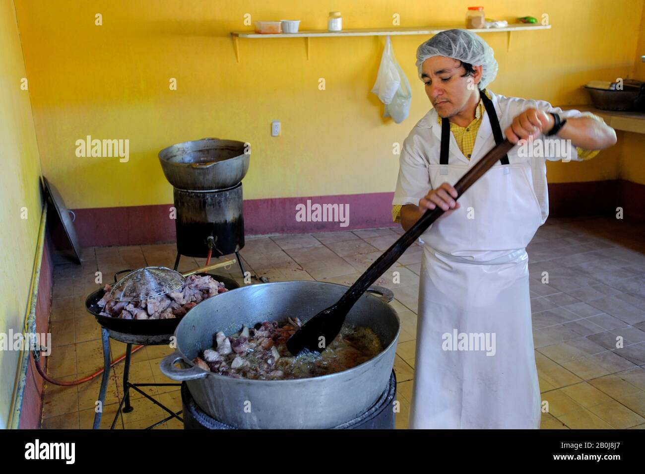 COSTA RICA, MAN TIEFBRATEN CHICHARRONES, FRITTIERTES SCHWEINEFLEISCH Stockfoto