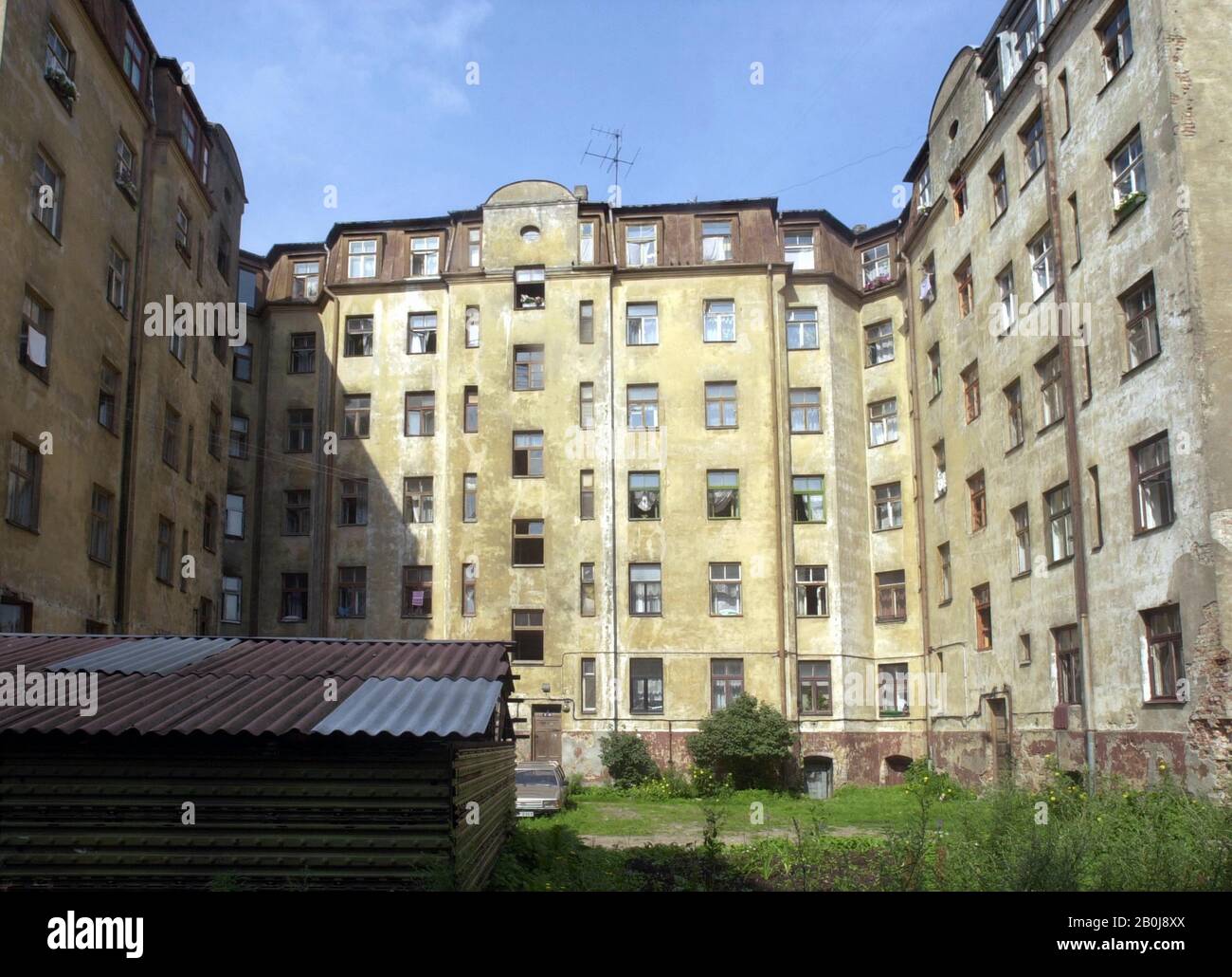 Riga, Lettland. Juli 2001. Wohnhäuser mit bis zu vier Hinterhöfen im russischen Viertel der Stadt. Es war ein Industrie- und Arbeiterviertel, in dem vor allem heute noch Menschen aus Russland und Weißrussland leben. Kredit: Paul Glaser / dpa-Zentralbild / ZB / dpa / Alamy Live News Stockfoto