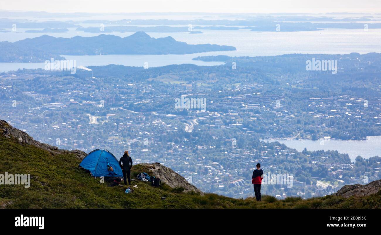 Bergen, NORWEGEN - Camper im Zelt genießen einen Luftblick über die Stadt Bergen und den Hafen. Stockfoto