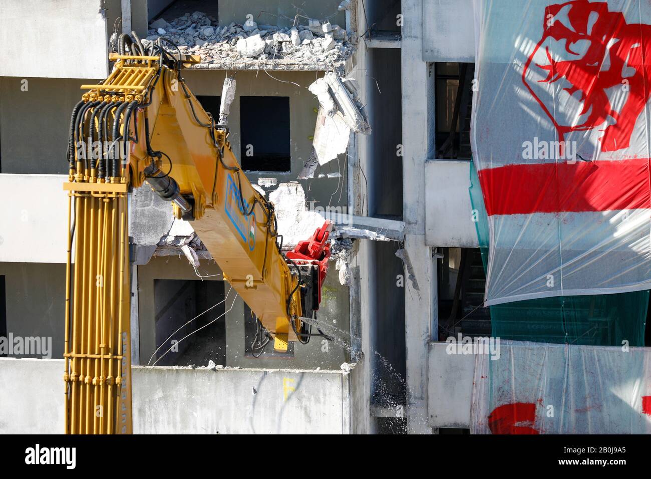 Neapel, Italien. Februar 2020. Die Sails von Scampia, ein kriminalberittes Wohnungsbauprojekt am Stadtrand von Neapel, werden abgerissen, da das Gebiet seine Vergangenheit zurücklassen will. Nach jahrelanger Planung wurde der Abriss der berüchtigten Scampia Tower Blocks, die als ein wichtiger Tatort-Hotspot in der Stadt bekannt sind, geplant. Le vele, oder "die Segel", ist der Name der ungewöhnlich geformten Betonbauten, aus denen der Komplex in Scampia am Stadtrand besteht, der in den 1970er Jahren aufgeschüttet wurde, um einige der Ärmsten der Stadt zu beherbergen. Kredit: Fabio Sasso/ZUMA Wire/Alamy Live News Stockfoto