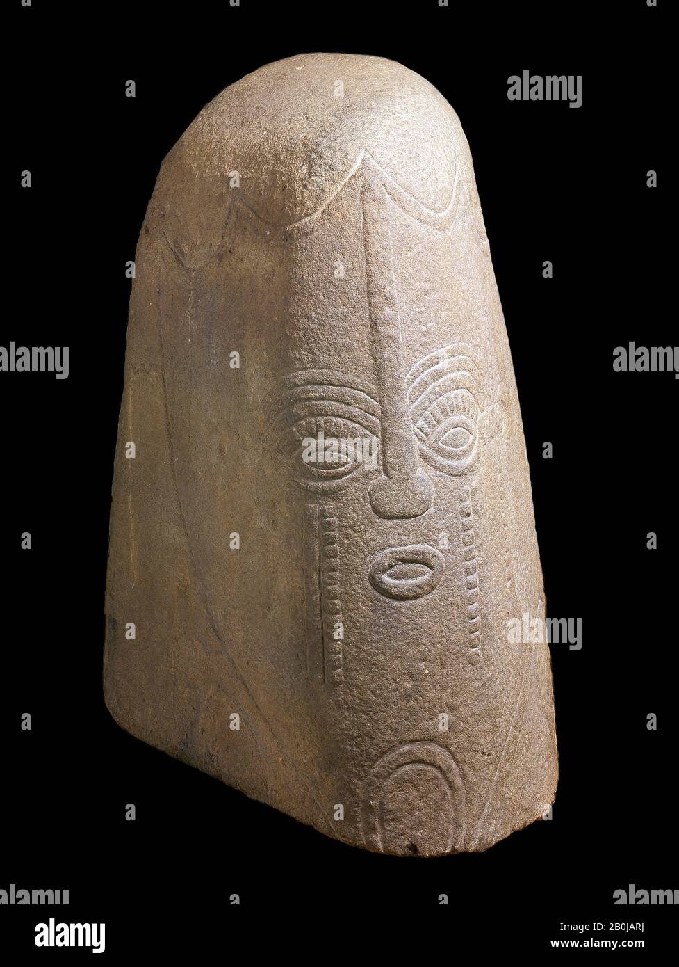 Figurfragment: Head, Nnam, 16. Bis 19. Jahrhundert, Nigeria (?), Nnam, Basalt, H. 25 x W. 15 x D. 17 Zoll. (63,5 x 38,1 x 43,2 cm), Stone-Sculpture Stockfoto