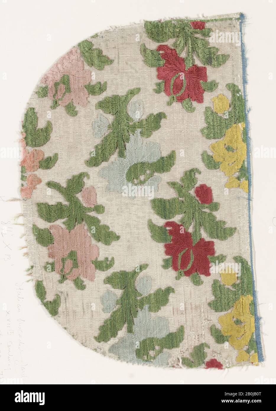 Fragment, Italienisch, 17. Jahrhundert, Italienisch, Seide, Metallfaden, Gesamt: 13 1/4 x 8 3/4 Zoll. (33,7 x 22,2 cm), Textiles-Velvets Stockfoto