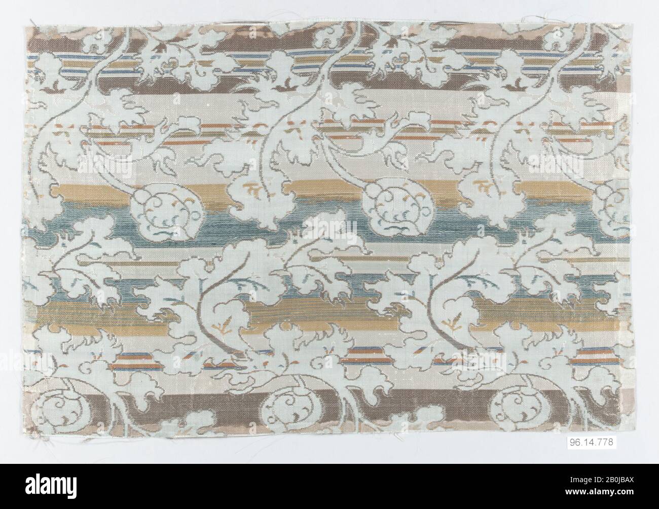 Stück, Japan, 18. Bis 19. Jahrhundert, Japan, Seide, Metallgewinde, 7 1/4 x 11 1/4 Zoll. (18,41 x 28,57 cm), Textil-Woven Stockfoto