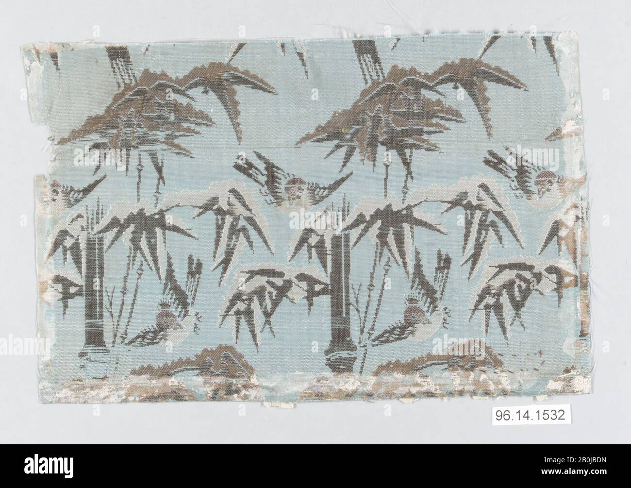 Stück, Japan, 18. Bis 19. Jahrhundert, Japan, Seide, 4 1/2 x 7 Zoll (11,43 x 17,78 cm), Textil-Woven Stockfoto