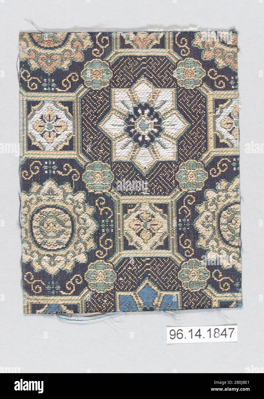 Stück, Japan, 18. Bis 19. Jahrhundert, Japan, Seide, 3 x 5 Zoll (7,62 x 12,70 cm), Textil-Backofen Stockfoto