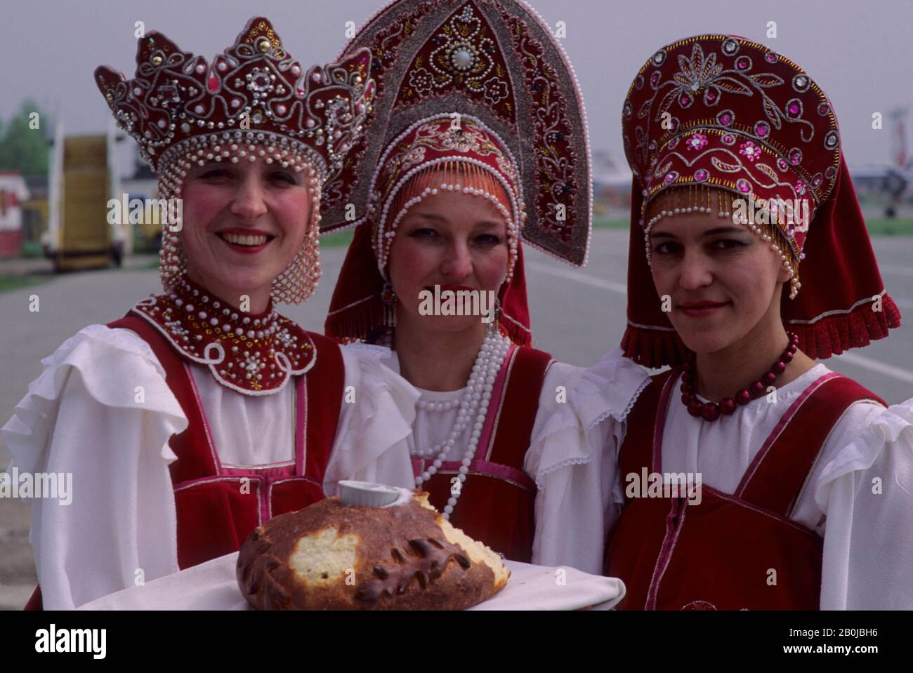 RUSSLAND, SACHALIN, FLUGHAFEN, TRADITIONELLE BEGRÜSSUNGSFEIER, FRAUEN, DIE BROT UND SALZ ANBIETEN Stockfoto