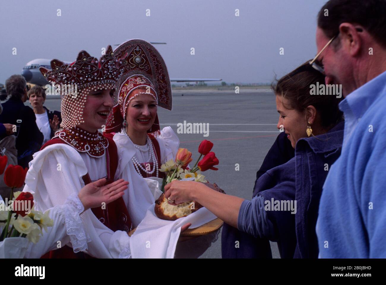 RUSSLAND, SAKHALIN, FLUGHAFEN, TRADITIONELLE BEGRÜSSUNGSFEIER MIT BROT UND SALZ Stockfoto