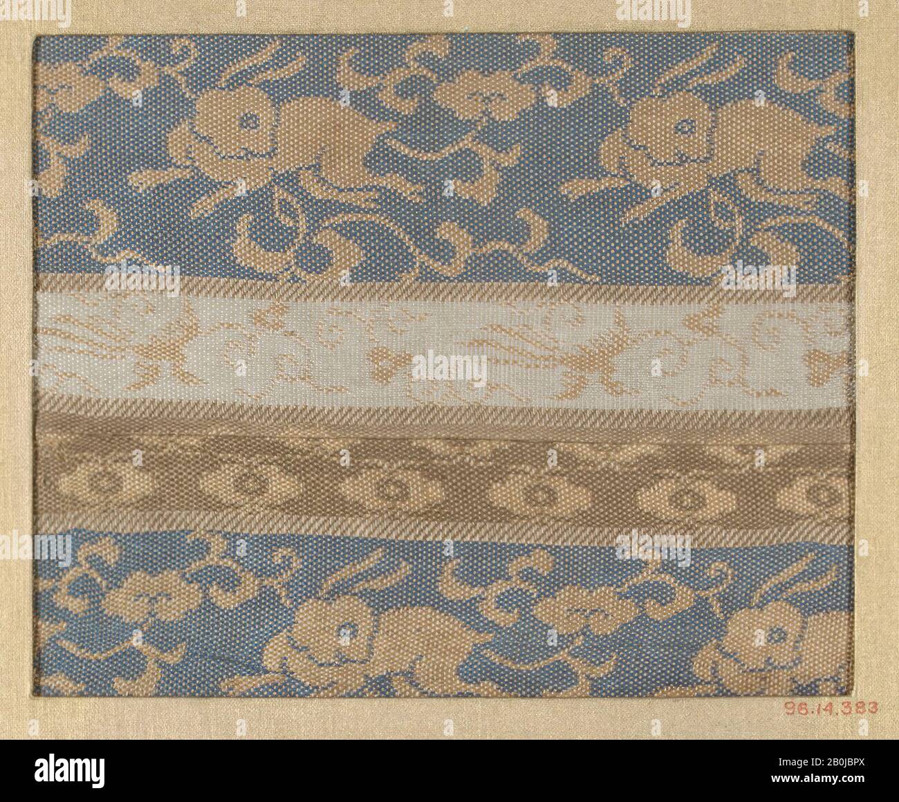 Piece, Japan, Edo (1615-1868), Datum 18.-19. Jahrhundert, Japan, Seide, 6 x 4 3/4 Zoll (15,24 x 12,07 cm), Textil-Backofen Stockfoto