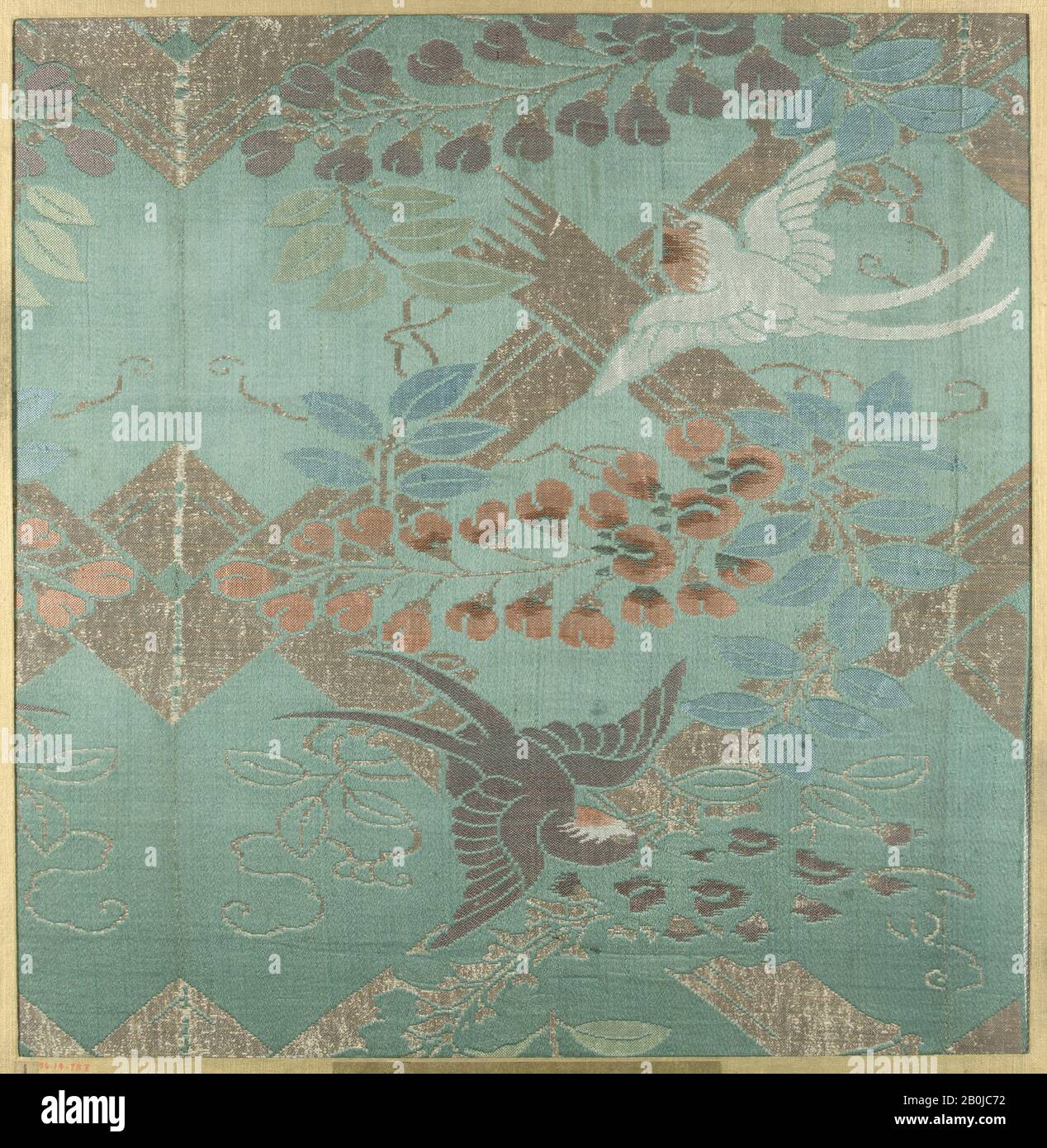 Stück, Japan, 18. Bis 19. Jahrhundert, Japan, Seide, 13 1/2 x 13 1/4 Zoll (34,29 x 33,66 cm), Textil-Woven Stockfoto