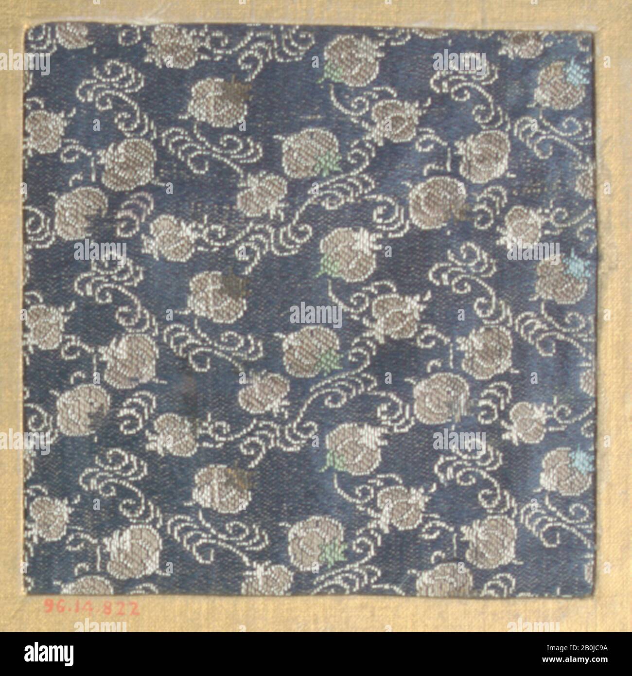 Stück, Japan, 18. Bis 19. Jahrhundert, Japan, Seide, 4 x 3 Zoll (10,16 x 7,62 cm), Textil-Woven Stockfoto