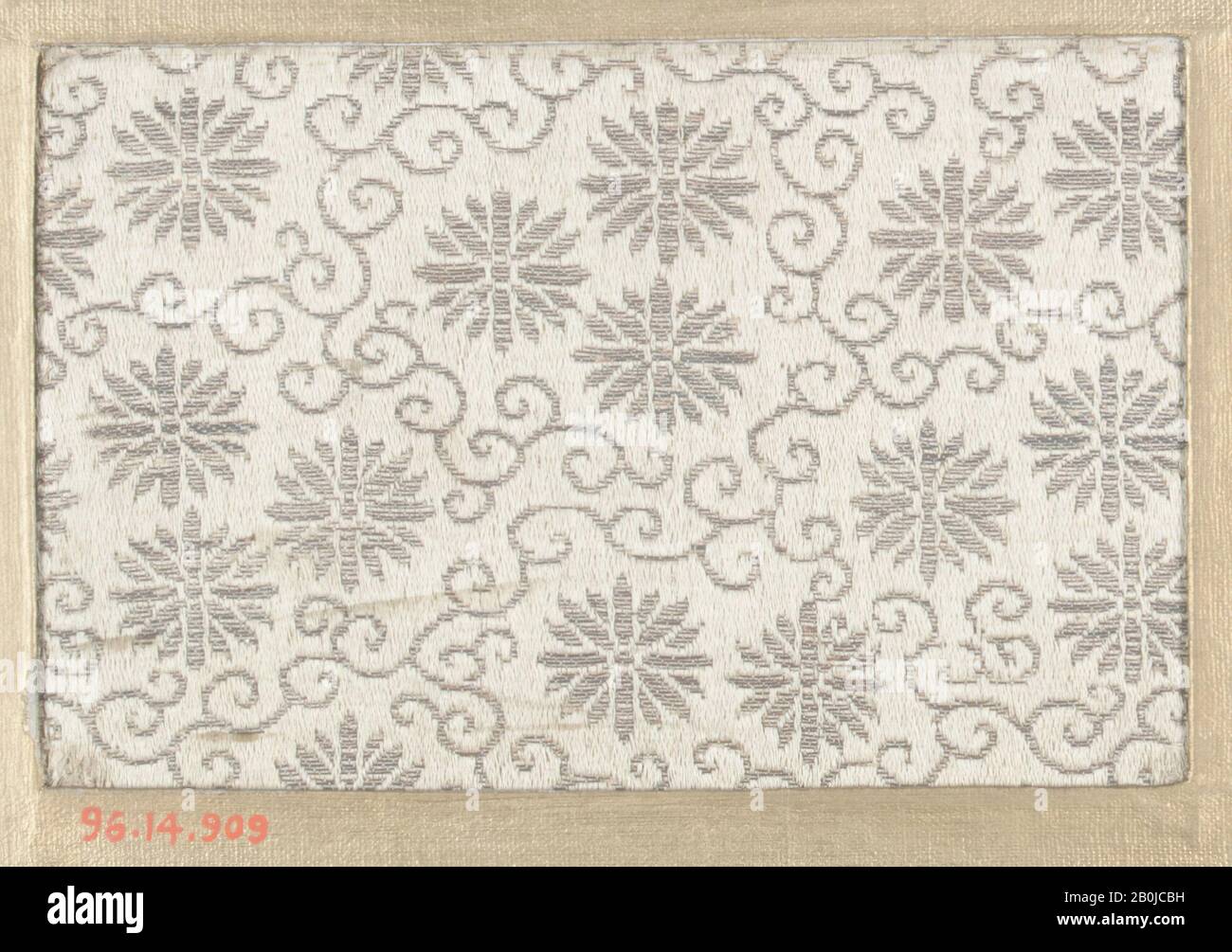 Stück, Japan, 18. Bis 19. Jahrhundert, Japan, Seide, 3 x 4 1/2 Zoll (7,62 x 11,43 cm), Textil-Woven Stockfoto