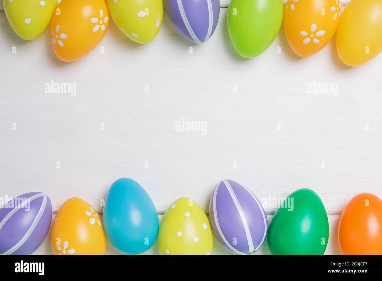 Bunte Ostereier auf weißer Holztisch Stockfoto