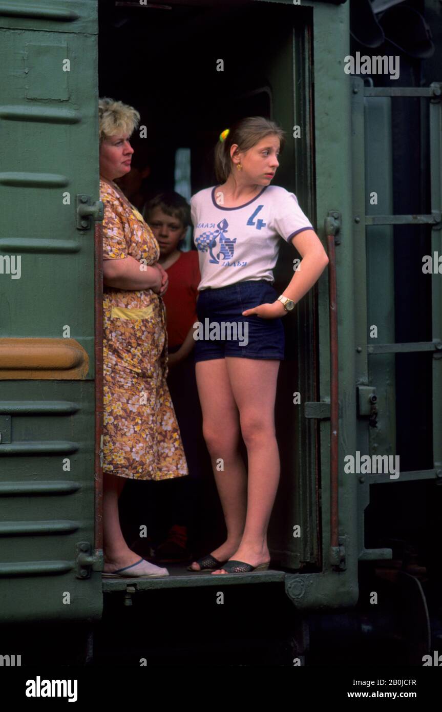 RUSSLAND, SIBIRIEN, MOGOCHA, TRANSSIBIRISCHEN ZUGSZENE MIT MENSCHEN IN DER ZUGTÜR Stockfoto
