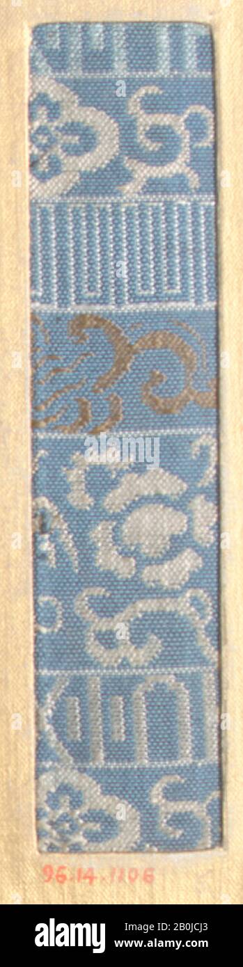 Stück, Japan, 18. Bis 19. Jahrhundert, Japan, Seide, 5 x 1 1/4 Zoll (12,70 x 3,17 cm), Textil-Backofen Stockfoto