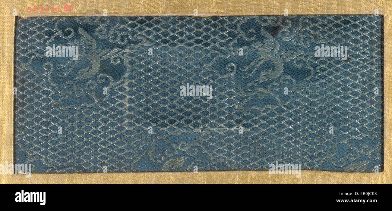 Stück, Japan, 18. Bis 19. Jahrhundert, Japan, Seide, 2 3/8 × 5 1/2 Zoll. (6 × 14 cm), Textil-Backofen Stockfoto