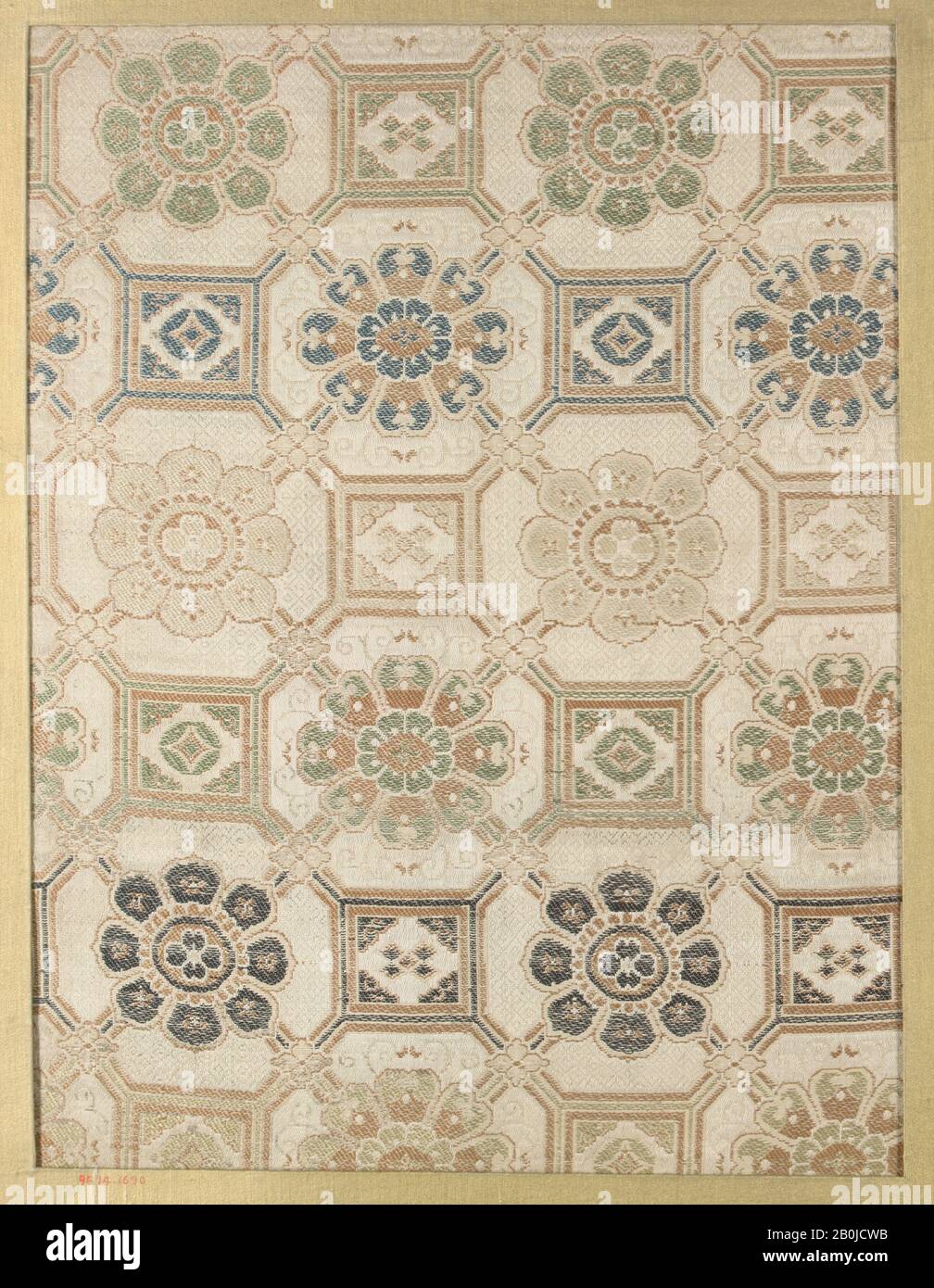 Stück, Japan, 18. Bis 19. Jahrhundert, Japan, Seide, 11 3/4 x 9 Zoll (29,84 x 22,86 cm), Textil-Woven Stockfoto