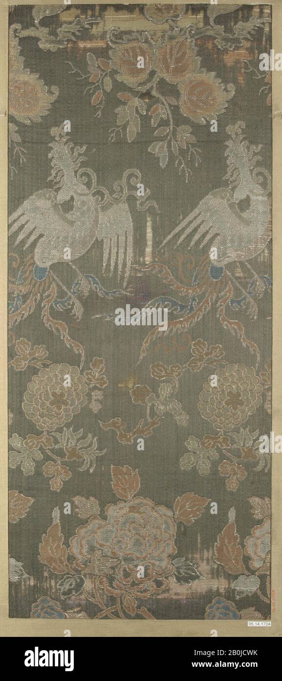 Stück, Japan, 18. Bis 19. Jahrhundert, Japan, Seide, 10 x 23 1/4 Zoll (25,40 x 59,06 cm), Textil-Backofen Stockfoto