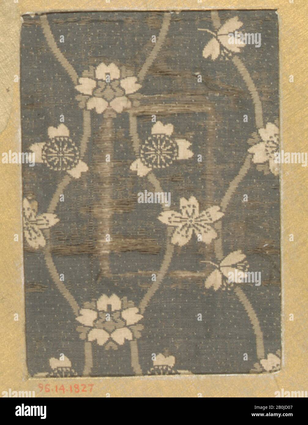 Stück, Japan, 18. Bis 19. Jahrhundert, Japan, Seide, 4 1/2 x 3 Zoll (11,43 x 7,62 cm), Textil-Woven Stockfoto
