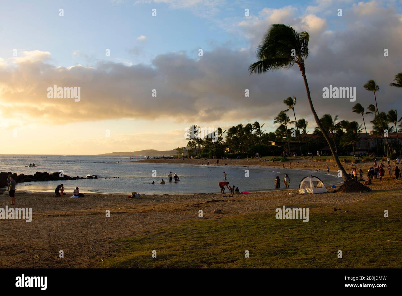 Poipu Beach bei Sonnenuntergang, Kauai, Hawaii, USA Stockfoto