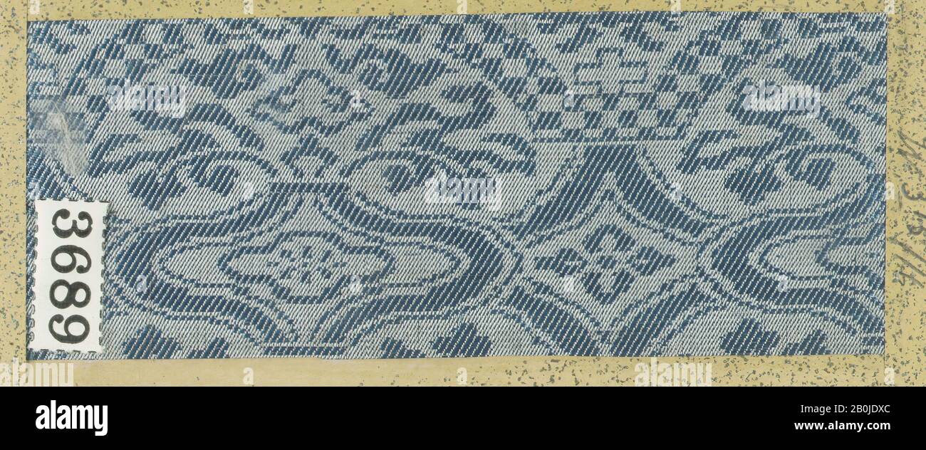 Textilmuster aus Musterbuch, Japan, 19. Jahrhundert, Japan, Seide, 3 15/16 × 1 7/16 Zoll (10 × 3,7 cm), Textil-Backofen Stockfoto