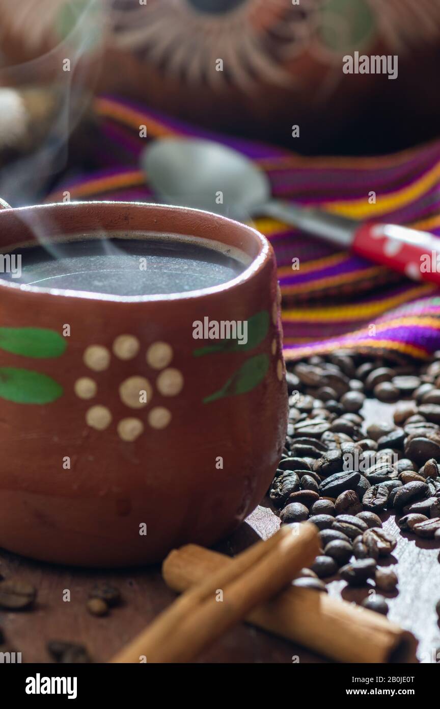 Café de Olla. Traditioneller mexikanischer Kaffee, der in einem Tontopf mit Zimt und Piloncillo gebrüht wird, ein rohes Rohrzuckerprodukt, das oft zu Konen geformt wurde. Stockfoto