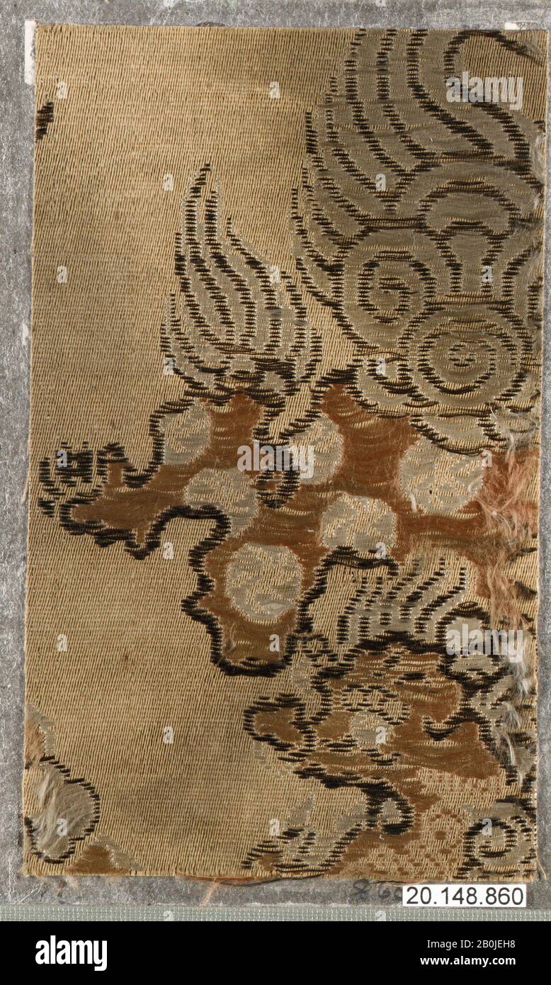 Stück, China, Ming-Dynastie (1368-1644), Kultur: China, Seide, Zusammengesetztes Webmuster, 5 1/2 × 3 3/8 Zoll. (14 × 8,6 cm), Textilien Stockfoto