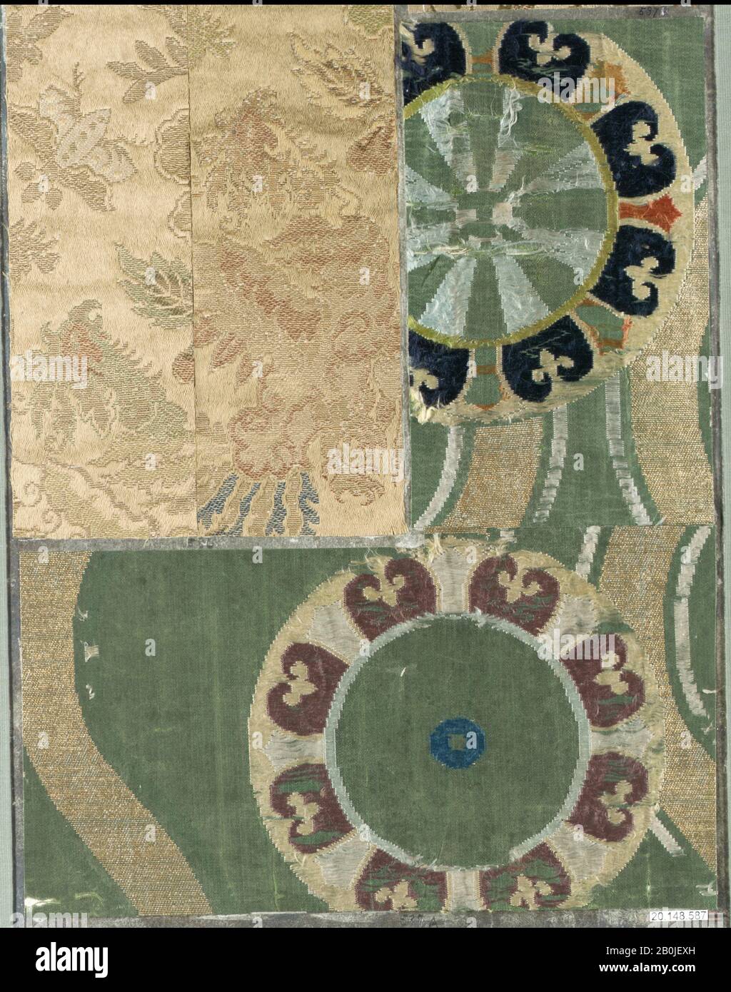 Brocade, China oder Japan, 18. Jahrhundert, China oder Japan, 12 3/8 × 9 1/2 Zoll. (31,4 × 24,1 cm), Textil-Woven Stockfoto