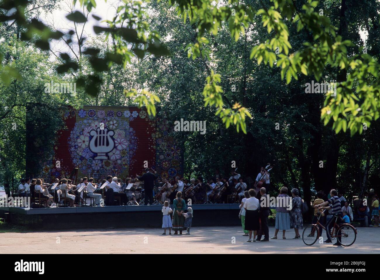 RUSSLAND, SIBIRIEN, IRKUTSK, PARKPROMENADE AM FLUSS ANGARA, LEUTE, DIE KLASSISCHES KONZERT HÖREN Stockfoto