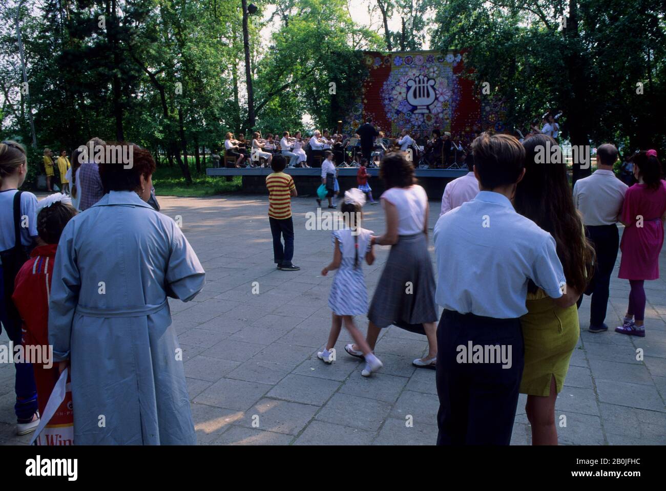 RUSSLAND, SIBIRIEN, IRKUTSK, PARKPROMENADE AM FLUSS ANGARA, LEUTE, DIE KLASSISCHES KONZERT HÖREN Stockfoto