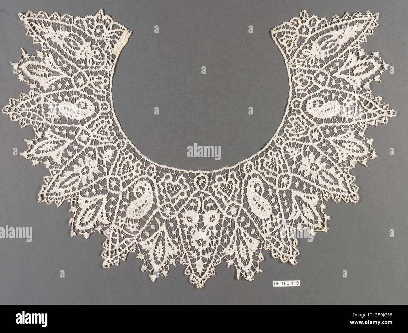 Collar, Britisch, Bedfordshire, Anfang des 19. Jahrhunderts, Britisch, Bedfordshire, Spitze Mit Bügel, Halskette: 40,6 cm (16 Zoll), Textil-Laces Stockfoto