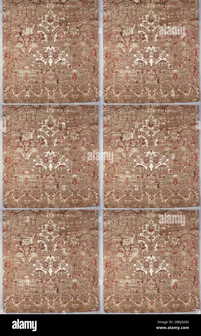Stück, Spanisch, 17. Jahrhundert (?), Spanisch, Seide und flacher silberner Faden, Gesamt: 30 3/4 x 22 Zoll. (78,1 x 55,9 cm), Textil-Backofen Stockfoto