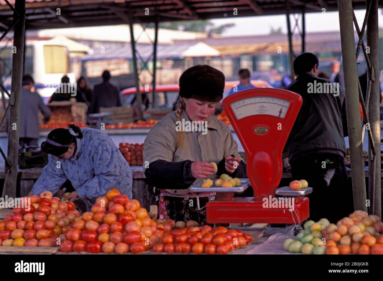 RUSSLAND, SIBIRIEN, NOWOSIBIRSK, MARKTSZENE MIT TOMATEN Stockfoto