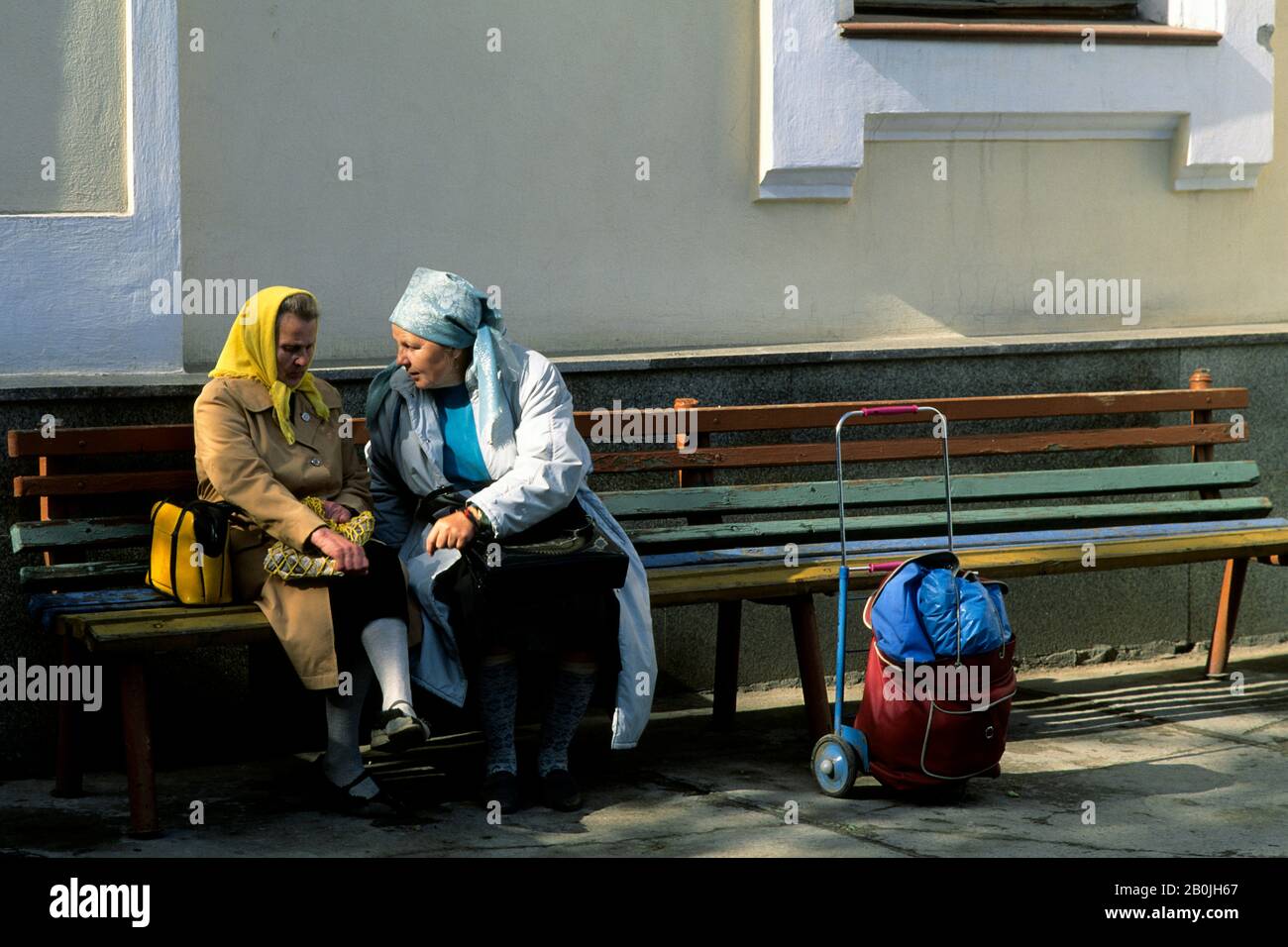 RUSSLAND, SIBIRIEN, NOWOSIBIRSK, DESCENCION KIRCHE, FRAUEN AUF DER BANK Stockfoto