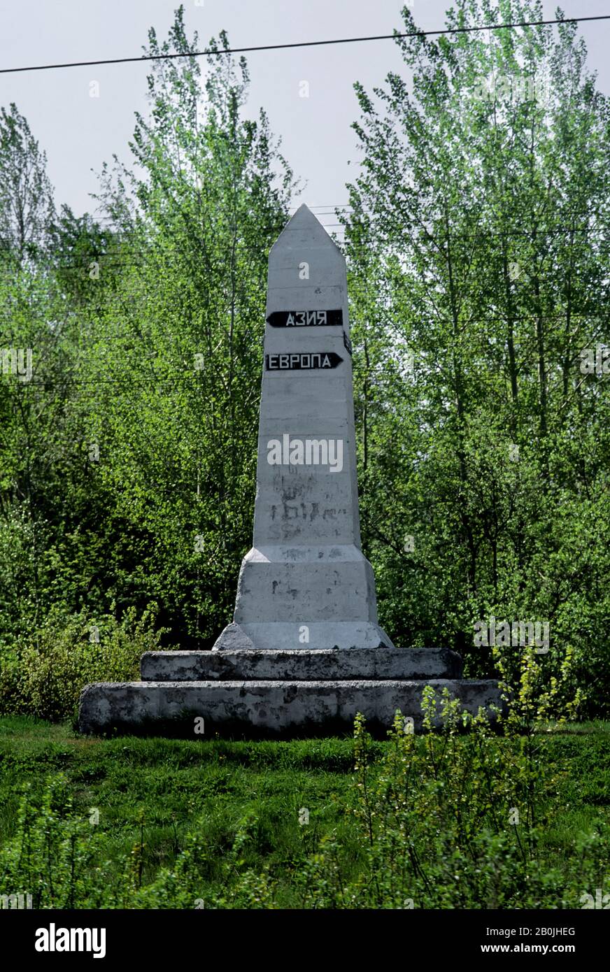 RUSSLAND, OBELISK MARKIERT DIE GRENZE ZWISCHEN EUROPA UND ASIEN Stockfoto