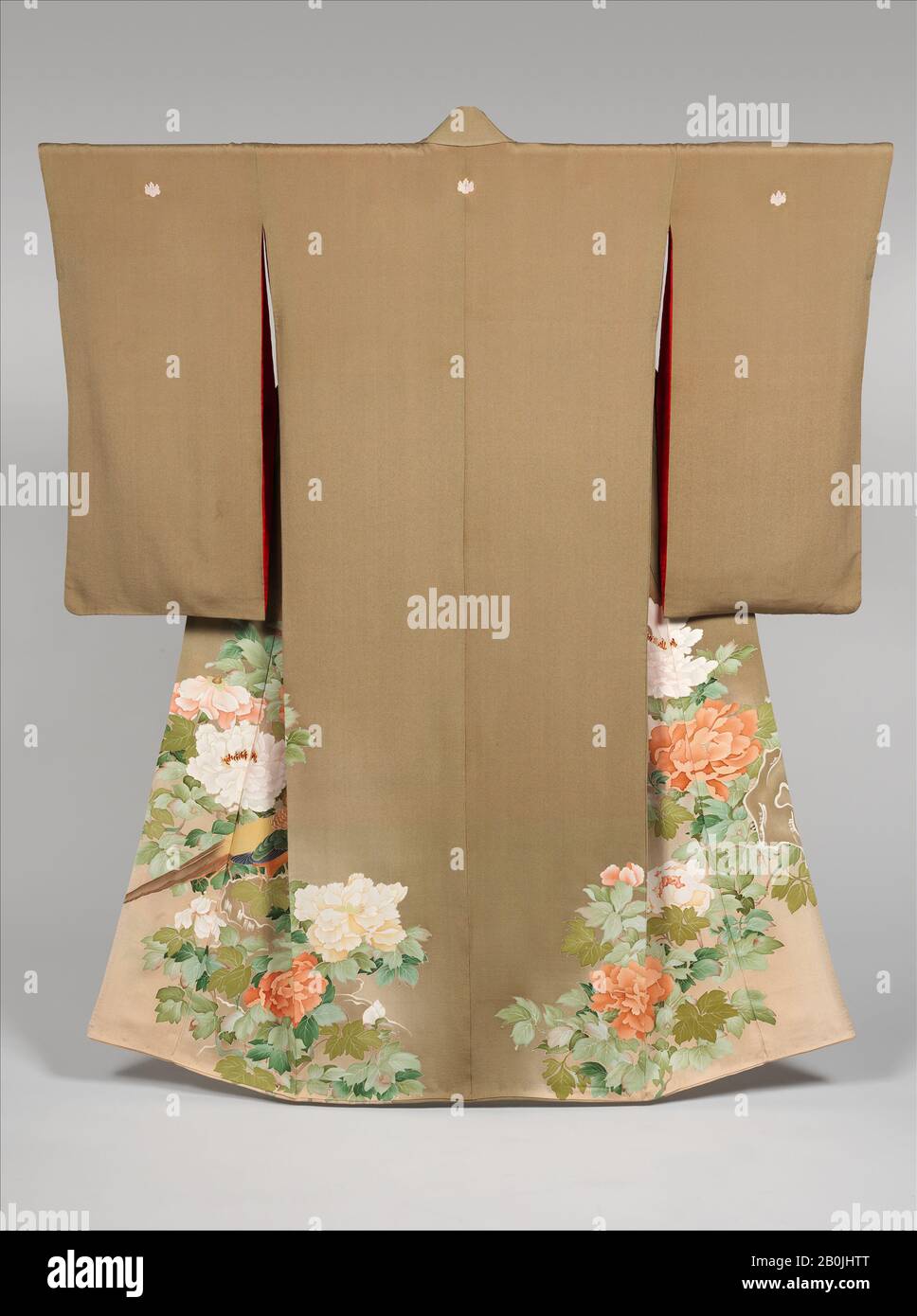 Kimono mit Pheasants inmitten von Ponys, Japan, Meiji (Shōwa) (26-1912), Zeitraum von 1926 bis 89, Datum der ersten Hälfte des 20. Jahrhunderts, Japan, Paste-resistent Färben mit seidenbestickten Akzenten auf Seidenkrepe, Gesamt: 63 × 52 Zoll. (160 × 132,1 cm), Textil-Kostüme Stockfoto