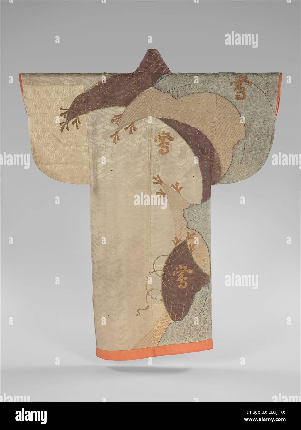 Robe (Kosodieren) mit Angelnetz und Zeichen, Japan, Edo-Zeit (1615-1868), Datum wahrscheinlich ca. 1660er Jahre, Japan, Seidenstickerei und Stickereien mit Metallfäden, gefesselt widerstehen dem Färben auf Satin-Damast, 60 3/8 x 50 1/4 Zoll. (153,4 x 127,6 cm), Kostüme Stockfoto