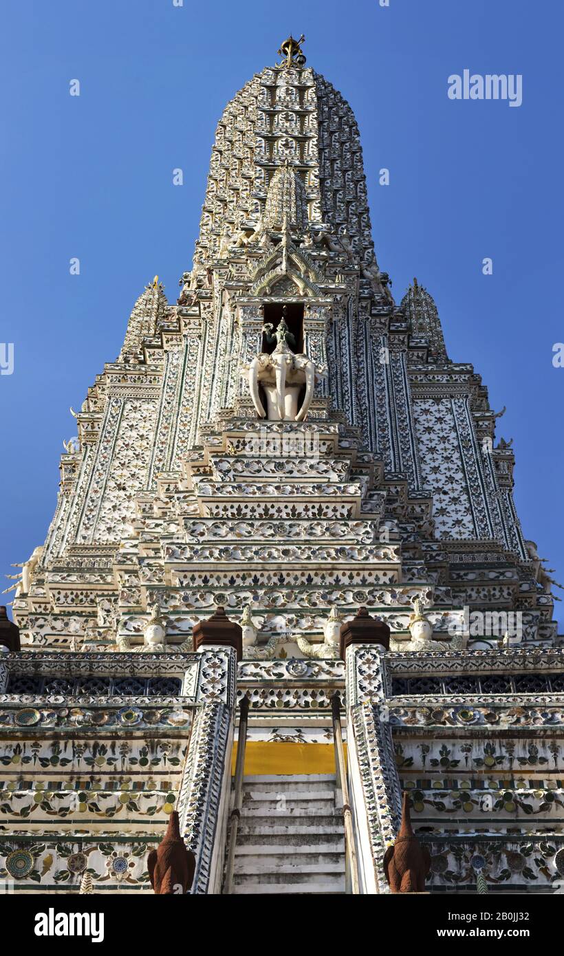 Wat Arun oder Tempel der Dämmerung Buddhist Temple Tower Spire in Bangkok, Thailand Stockfoto