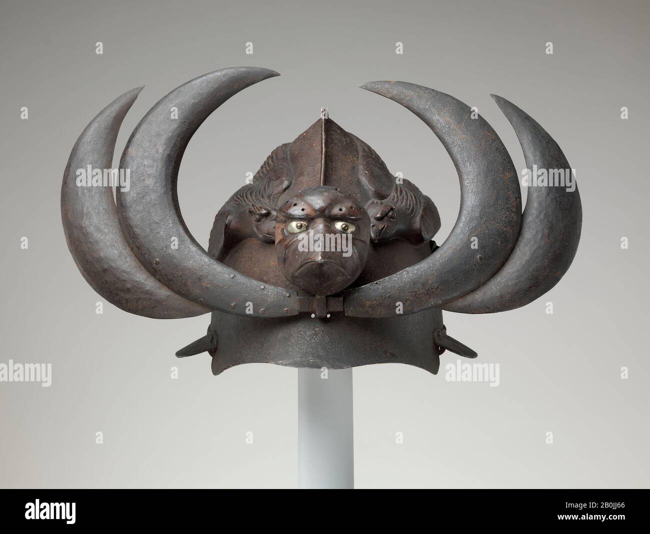 Exotischer Helm mit Tengu Maske und Krähen, Japanisch, 19. Jahrhundert, Japanisch, Eisen, Helm (A): H. 8 1/4 Zoll (21 cm); W. 9 1/2 Zoll (24,1 cm); D. 11 1/4 Zoll (28,6 cm); Wt. 3 lb. 13,6 oz. (1746 g); vorderes Wappen (b): H. 3 1/4 Zoll (8,3 cm); W. 2 11/16 Zoll (6,8 cm); D. 2 3/8 Zoll (6 cm); Wt. 8,3 oz. (235 g); rechter Scheitelpunkt (c): H. 7 3/4 Zoll (19,7 cm); W. 8 1/4 Zoll (21 cm); D. 1 1/16 Zoll (2,7 cm); Wt. 5,3 oz. (150 g); linker Scheitelpunkt (d): H. 7 3/4 Zoll (19,7 cm); W. 8 1/2 Zoll (21,6 cm); D. 7/8 Zoll (2,2 cm); Wt. 5,7 oz. (162 g), Helme Stockfoto