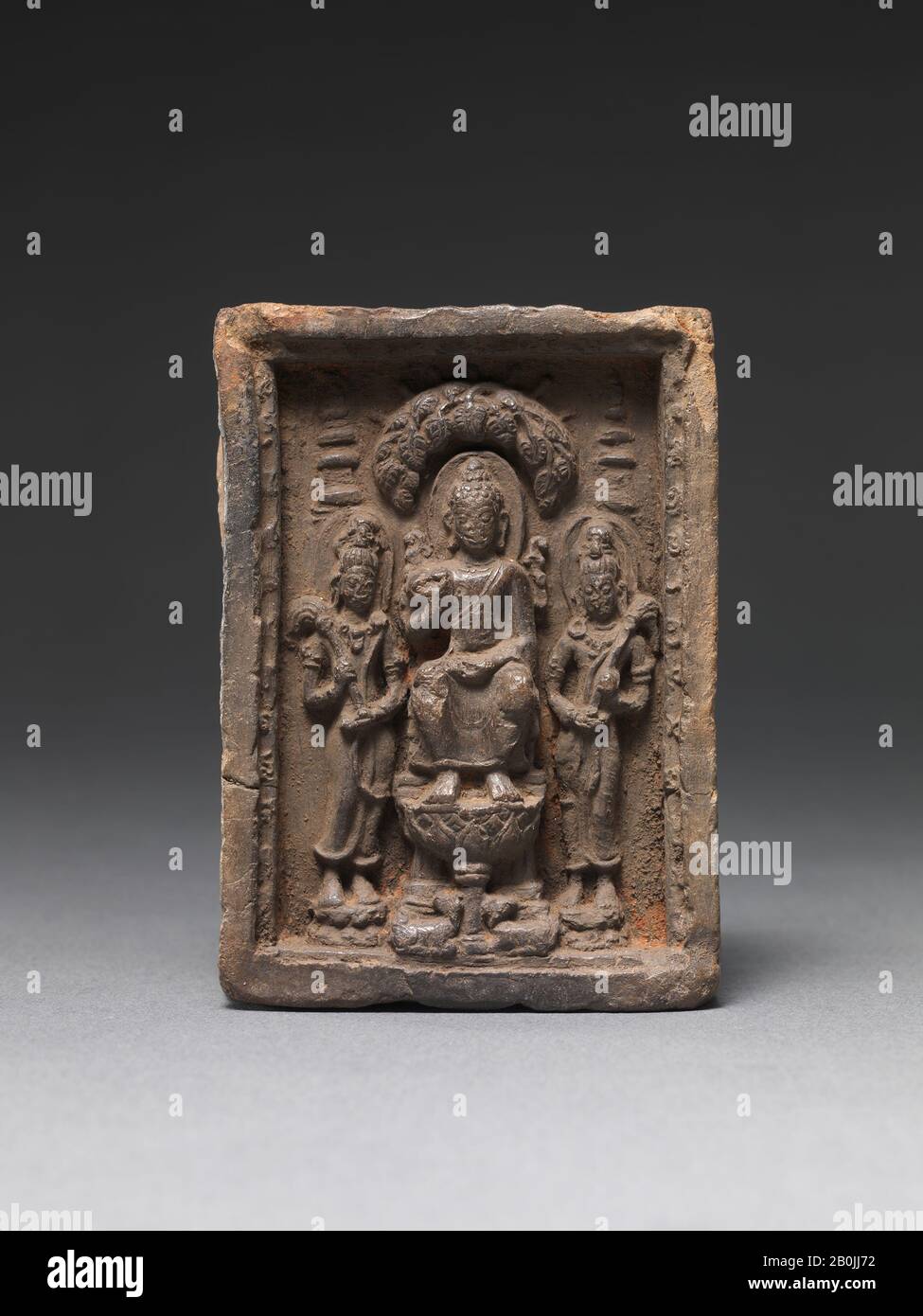 Sitzender Buddha, Flankiert von Zwei Bodhisattvas, Thailand, Mon-Dvaravati-Periode, Datum 7.-9. Jahrhundert, Thailand, Terrakotta, H. 2 3/4 Zoll (7 cm); W. 2 Zoll (5,1 cm); D. 1/2 Zoll (1,3 cm), Skulptur Stockfoto