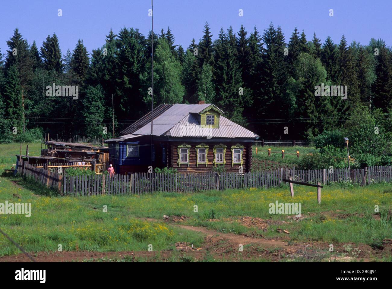 RUSSLAND, IN DER NÄHE VON JAROSLAWL, LANDSCHAFT MIT HOLZHAUS Stockfoto