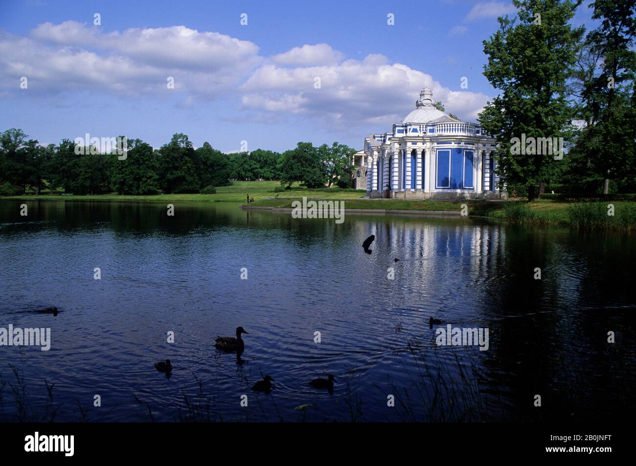 RUSSLAND, IN DER NÄHE VON ST. PETERSBURGER PUSCHKIN, KATHARINENPALAST, PARK, BLICK AUF DIE GROTTE Stockfoto