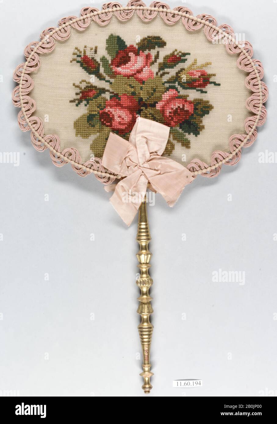 Feuerscheibe, 55-55, bestickt, 13 3/4 × 9 1/4 Zoll (34,9 × 23,5 cm), Textilien Stockfoto