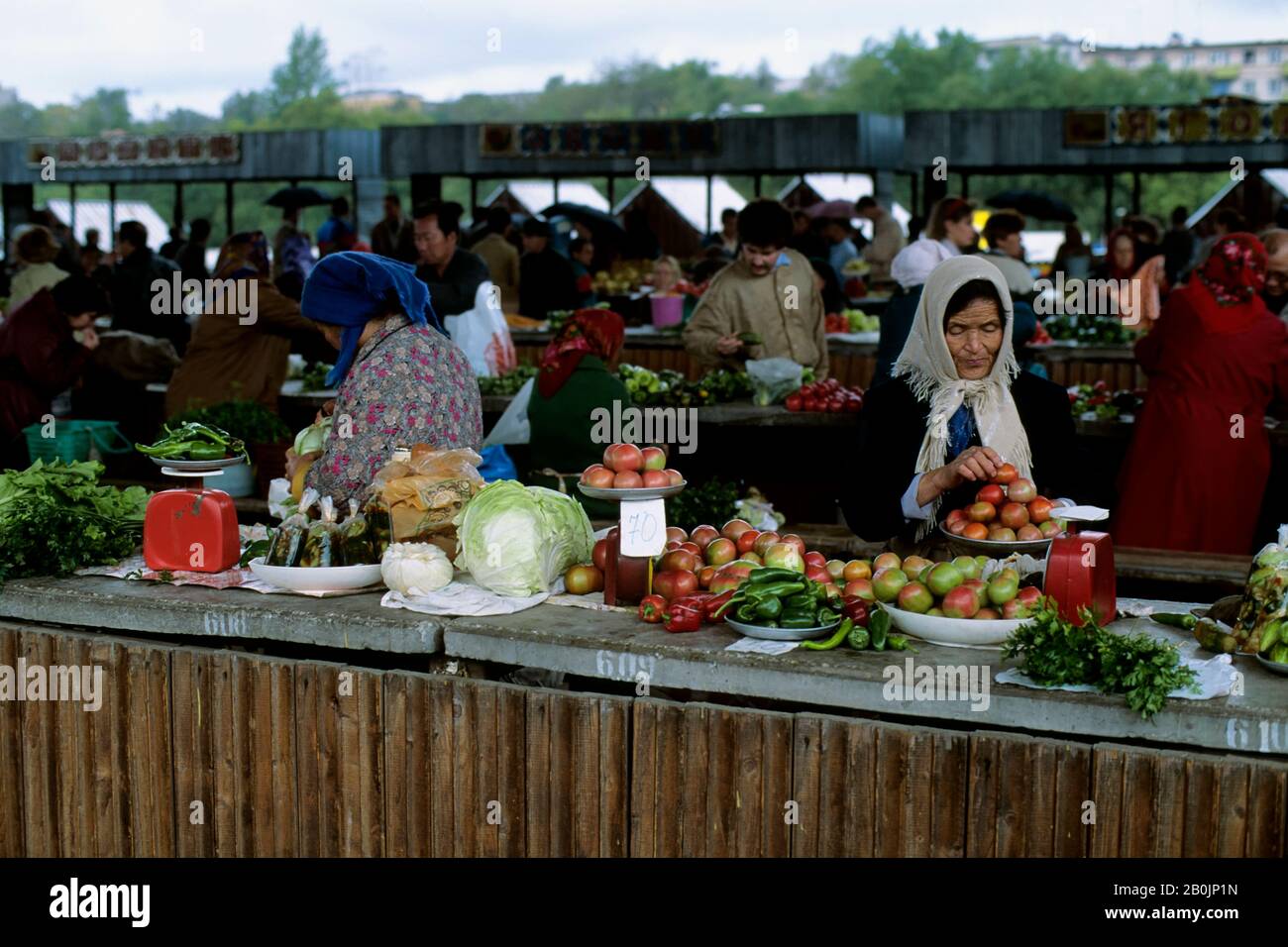 RUSSLAND, CHABAROWSK, MARKTSZENE, FRAUEN, DIE PRODUKTE VERKAUFEN Stockfoto