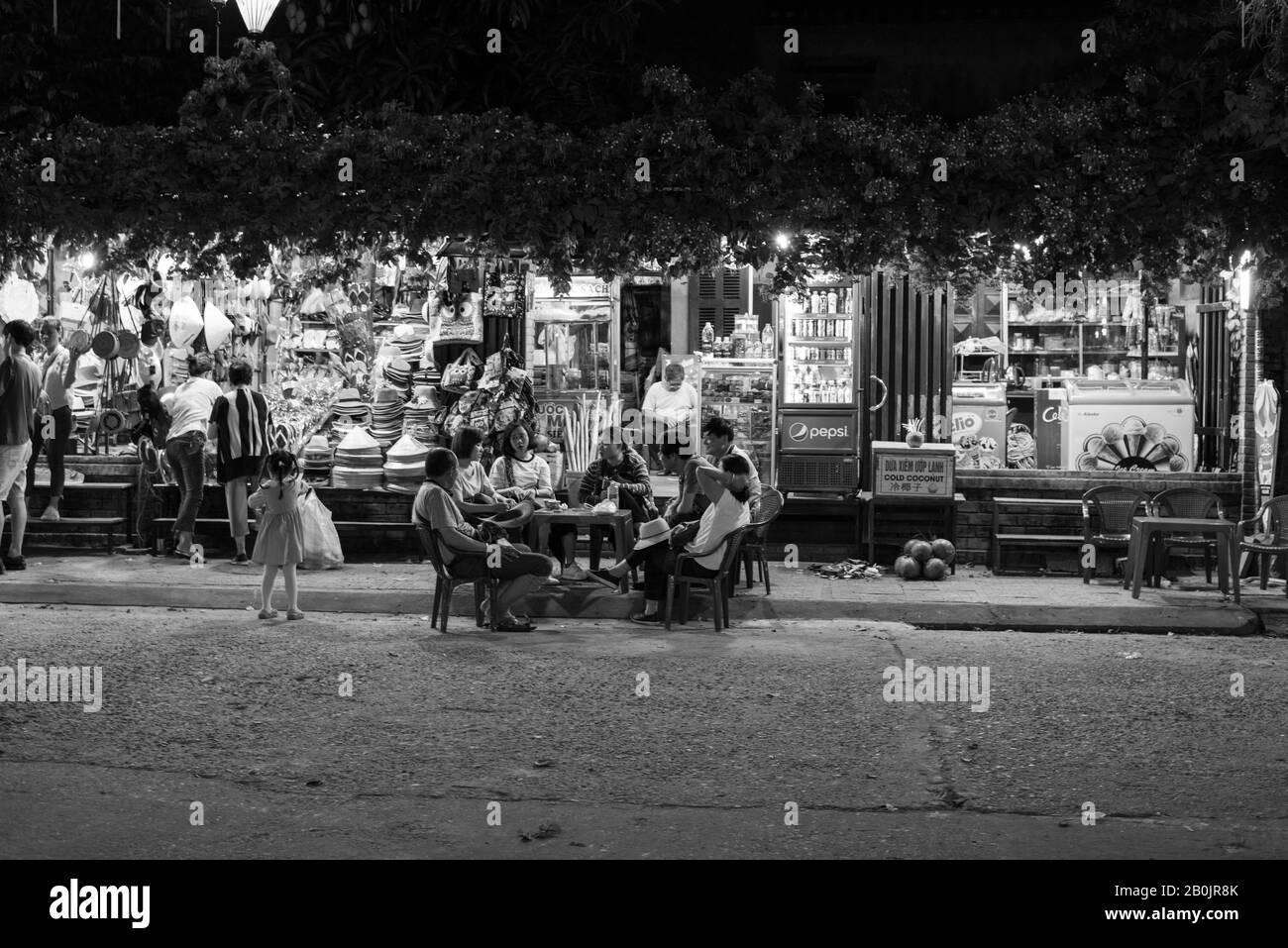 Abendessen am Abend auf der Straße Stockfoto