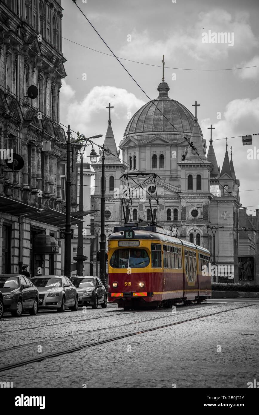 Selektive Farbe einer Straßenbahn in Lodz Stockfoto