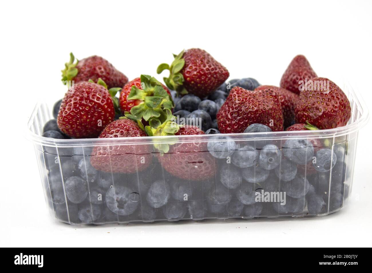 Frische Erdbeeren. Erdbeerhintergrund. Makrotextur. Große, große Erdbeeren. Auf weißem Hintergrund. Blaubeere. Ernte sauberer Erdbeeren vor Ort Stockfoto