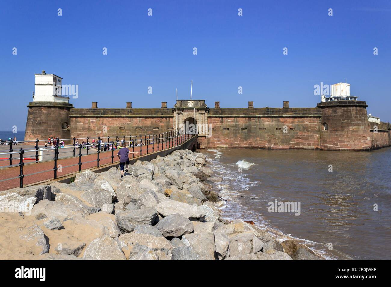Fort Perch Rock, historische Verteidigungsstruktur an der Küste, die die Einmündung der Mersey-Flussmünde bewacht. Die Menge der Bankfeiertage. Stockfoto
