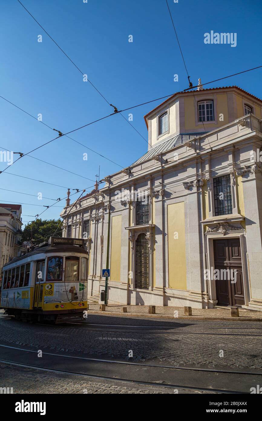 Tram vor der Igreja de Santo Antonio de Lisboa auf der Largo da Se Straße im Bezirk Alfama im Zentrum von Lissabon, Portugal. Stockfoto