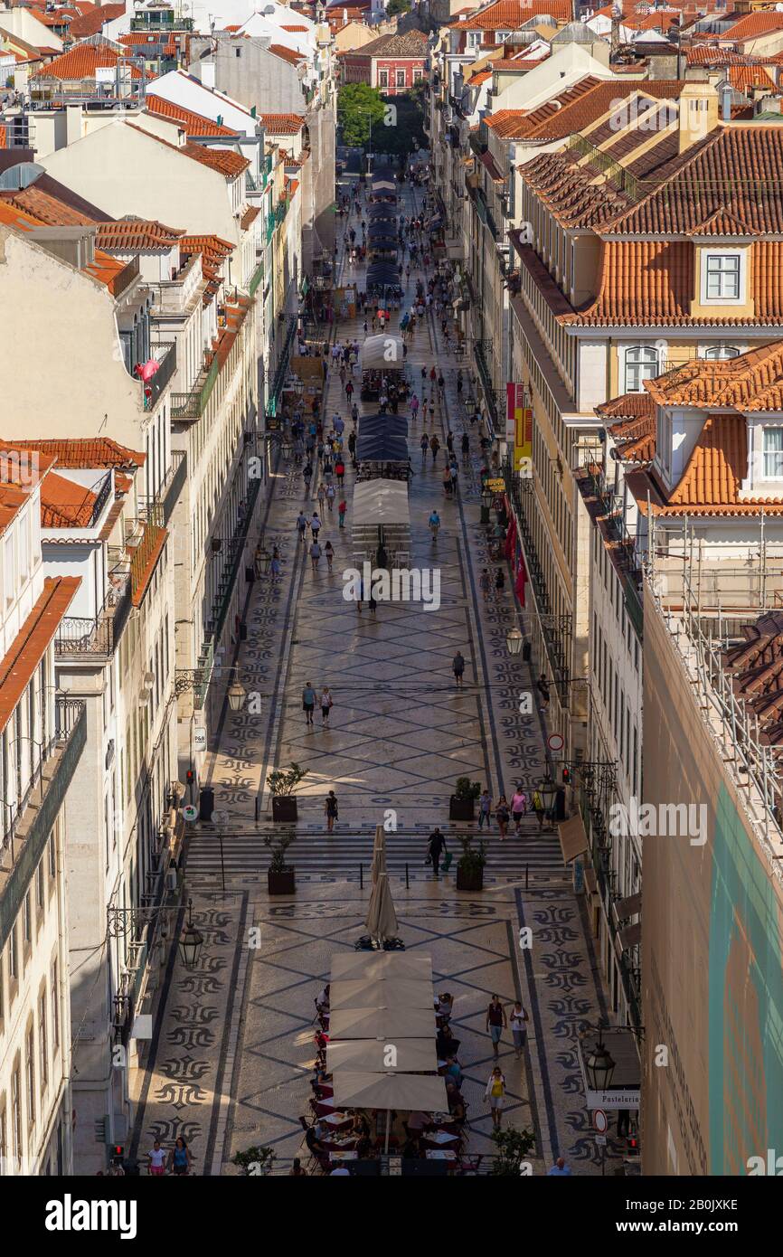 Rua Augusta, berühmte Fußgängerzone in der Innenstadt von Lissabon, Portugal. Von oben an einem sonnigen Tag. Stockfoto